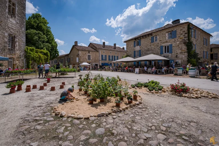 Lire la suite à propos de l’article Balade à St-Jean-de-Côle en Dordogne entre vieilles pierres et fleurs